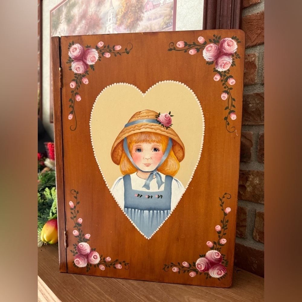 Rare Vintage 1971 Handmade Amish Girl Heart-Shaped Folk Art Wood Box Collectible - Picture 1 of 8